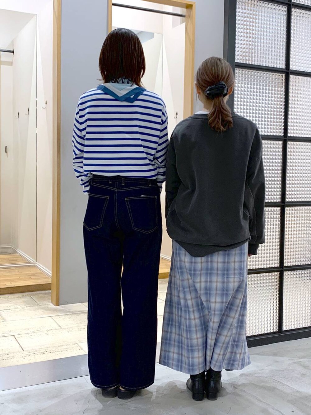 ブルー系のスカート、ブルー系のデニムパンツ、ブラウン系のローファーを着用したレディースの冬コーディネートの2枚目の写真