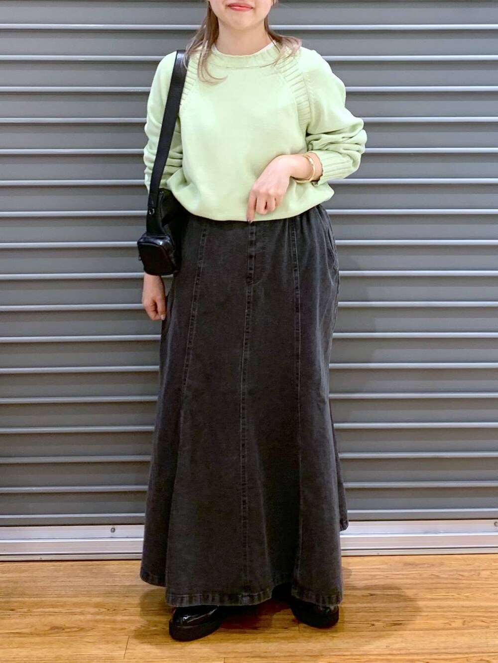 「20代_LEPSIM、セールコーデ、楽ちんコーデ、低身長、カジュアル、きれいめ、休日コーデ、きれいめカジュアル_LEPSIM、体型カバー、ラフ、LEPSIM、着痩せ・細見え、ゆったり、スカート、ニット」｜「LEPSIMのフェイクレザーマルチポケットショルダー　250432（ショルダーバッグ、ブラック系）」を使った、daharalepsimさん（レディース・151cm）の春コーディネートの5枚目の写真