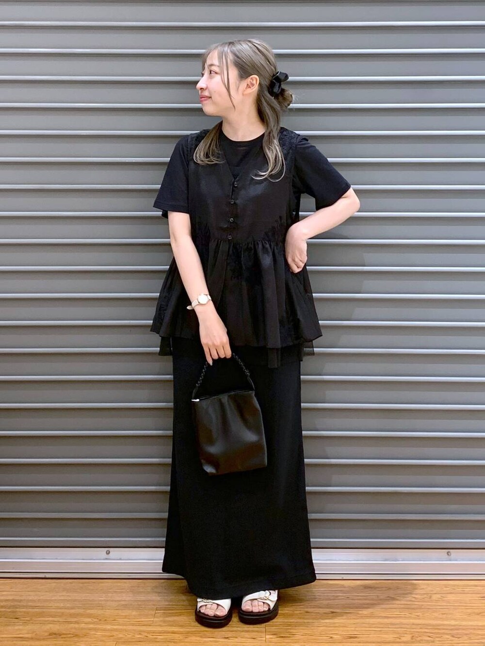 ホワイト系のサンダル、ブラック系のショルダーバッグ、ブラック系のシャツ/ブラウスを着用したレディースの夏コーディネートの6枚目の写真