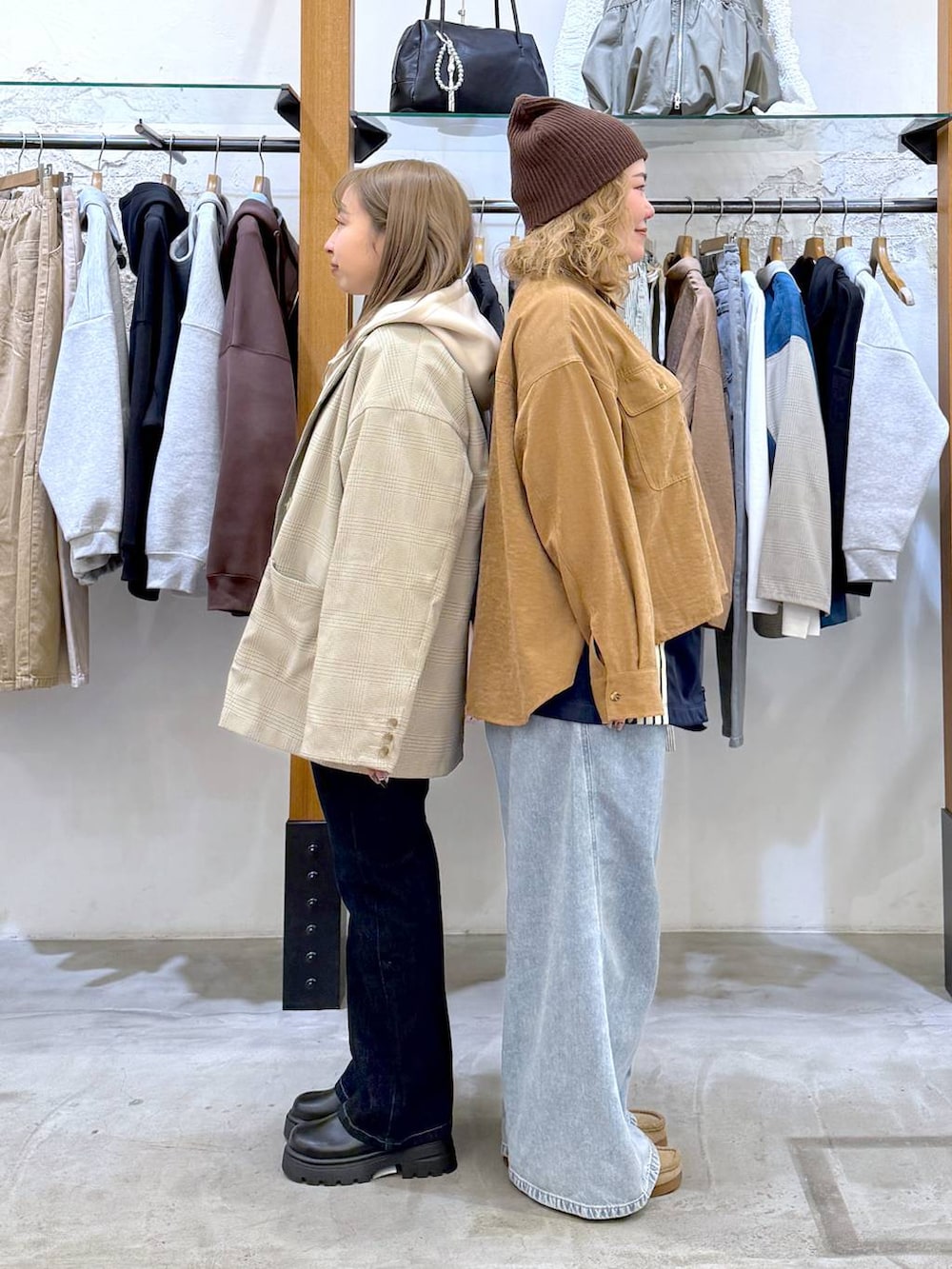 ブラック系のサンダル、イエロー系のシャツ/ブラウス、ベージュ系のテーラードジャケットを着用したレディースの冬コーディネートの3枚目の写真