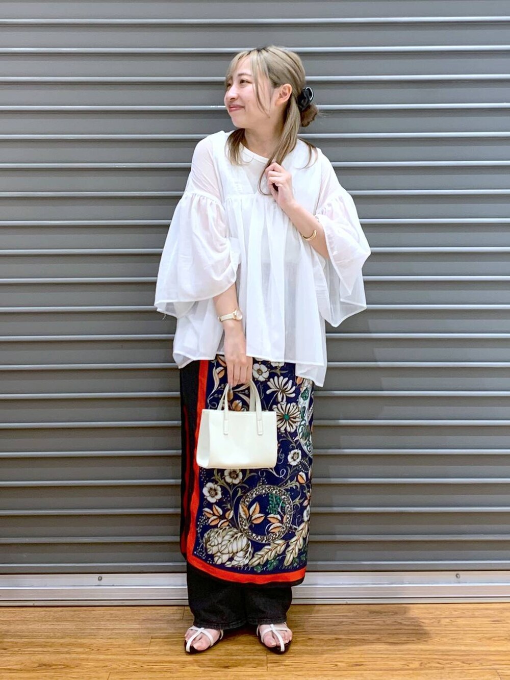 ホワイト系のシャツ/ブラウス、ホワイト系のタンクトップ、ブラック系のデニムパンツを着用したレディースの夏コーディネートの5枚目の写真