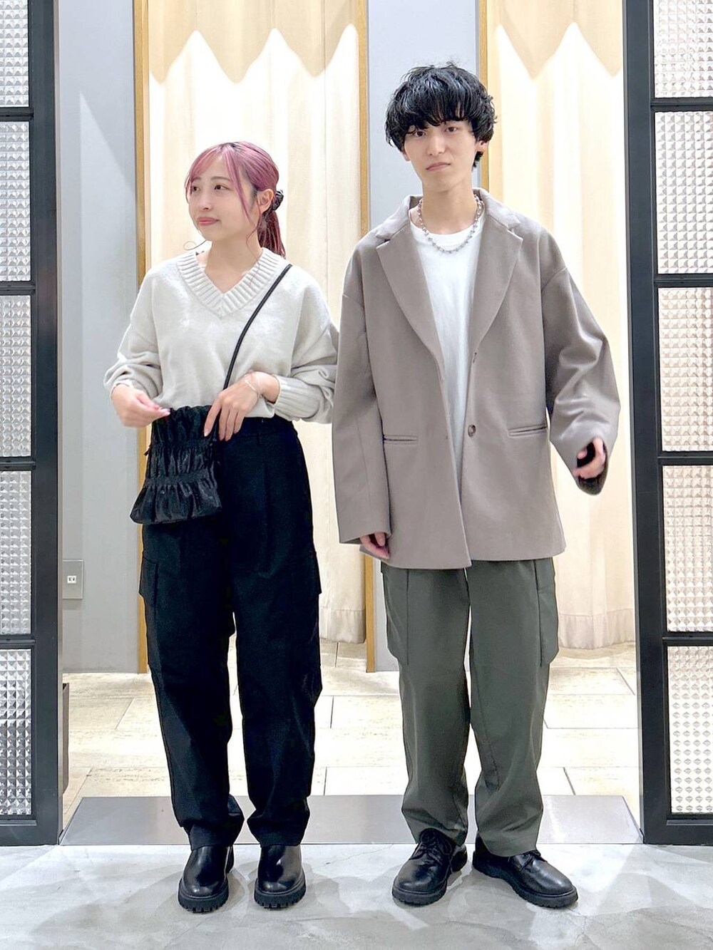 グリーン系のカーゴパンツ、ブラウン系のその他アウター、ブラック系のショルダーバッグを着用したレディースの秋コーディネートの5枚目の写真