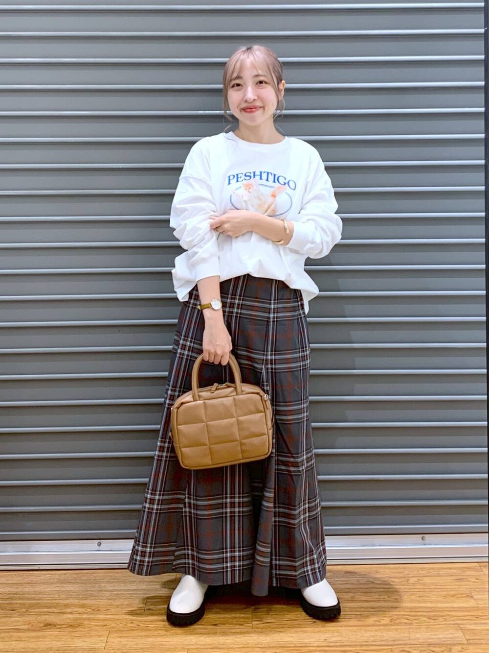 ホワイト系のブーツ、ブラウン系のボストンバッグ、グレー系のスカートを着用したレディースの秋コーディネートの7枚目の写真