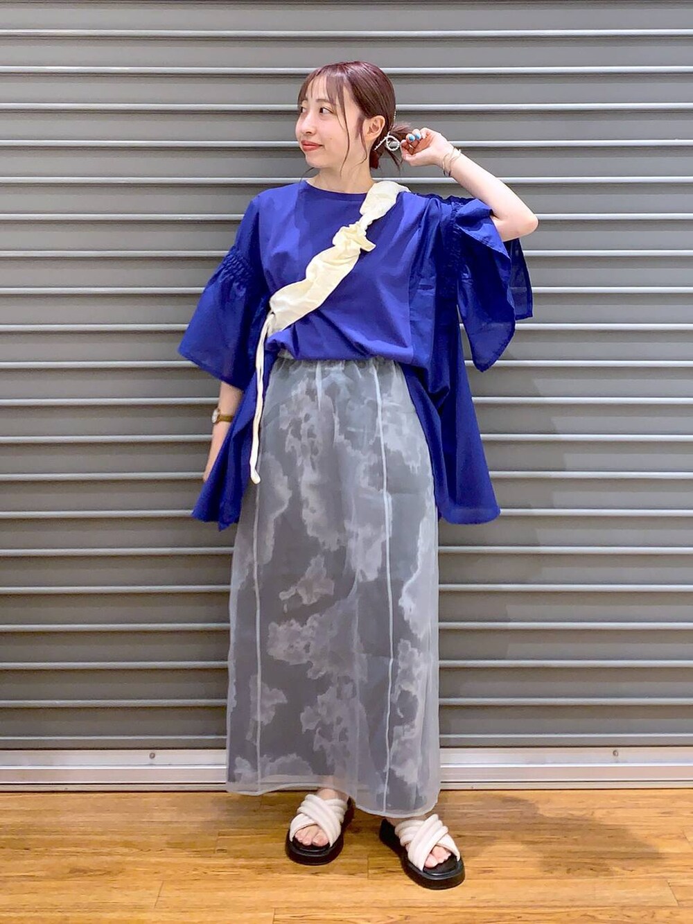 ブルー系のTシャツ/カットソー、ホワイト系のサンダル、ホワイト系のショルダーバッグを着用したレディースの夏コーディネートの5枚目の写真