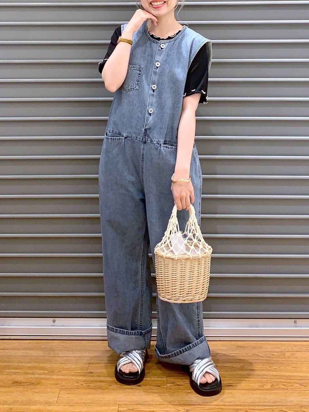 「低身長、旅行、女子会、カジュアル、きれいめ、休日コーデ、楽ちんコーデ、きれいめカジュアル_LEPSIM、体型カバー、ラフ、LEPSIM、着痩せ・細見え、ゆったり、サロペット、夏コーデ」｜「LEPSIMのウィローマクラメコンビバッグ　112998（かごバッグ、ホワイト系）」を使った、daharalepsimさん（レディース・151cm）の春コーディネートの4枚目の写真