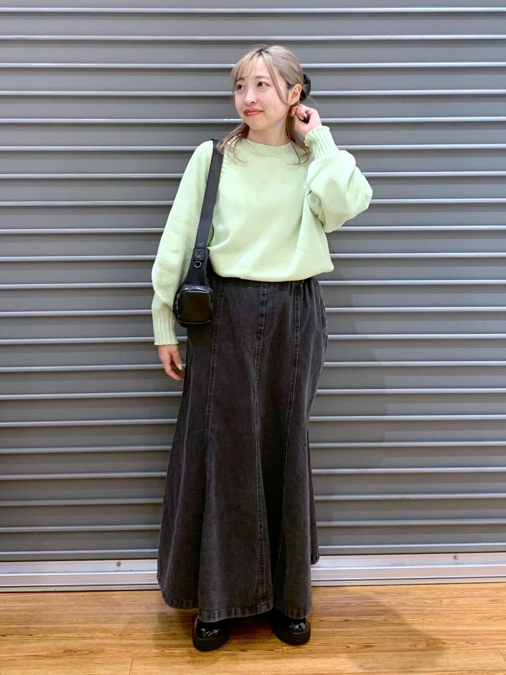 「20代_LEPSIM、セールコーデ、楽ちんコーデ、低身長、カジュアル、きれいめ、休日コーデ、きれいめカジュアル_LEPSIM、体型カバー、ラフ、LEPSIM、着痩せ・細見え、ゆったり、スカート、ニット」｜「LEPSIMのフェイクレザーマルチポケットショルダー　250432（ショルダーバッグ、ブラック系）」を使った、daharalepsimさん（レディース・151cm）の春コーディネートの4枚目の写真