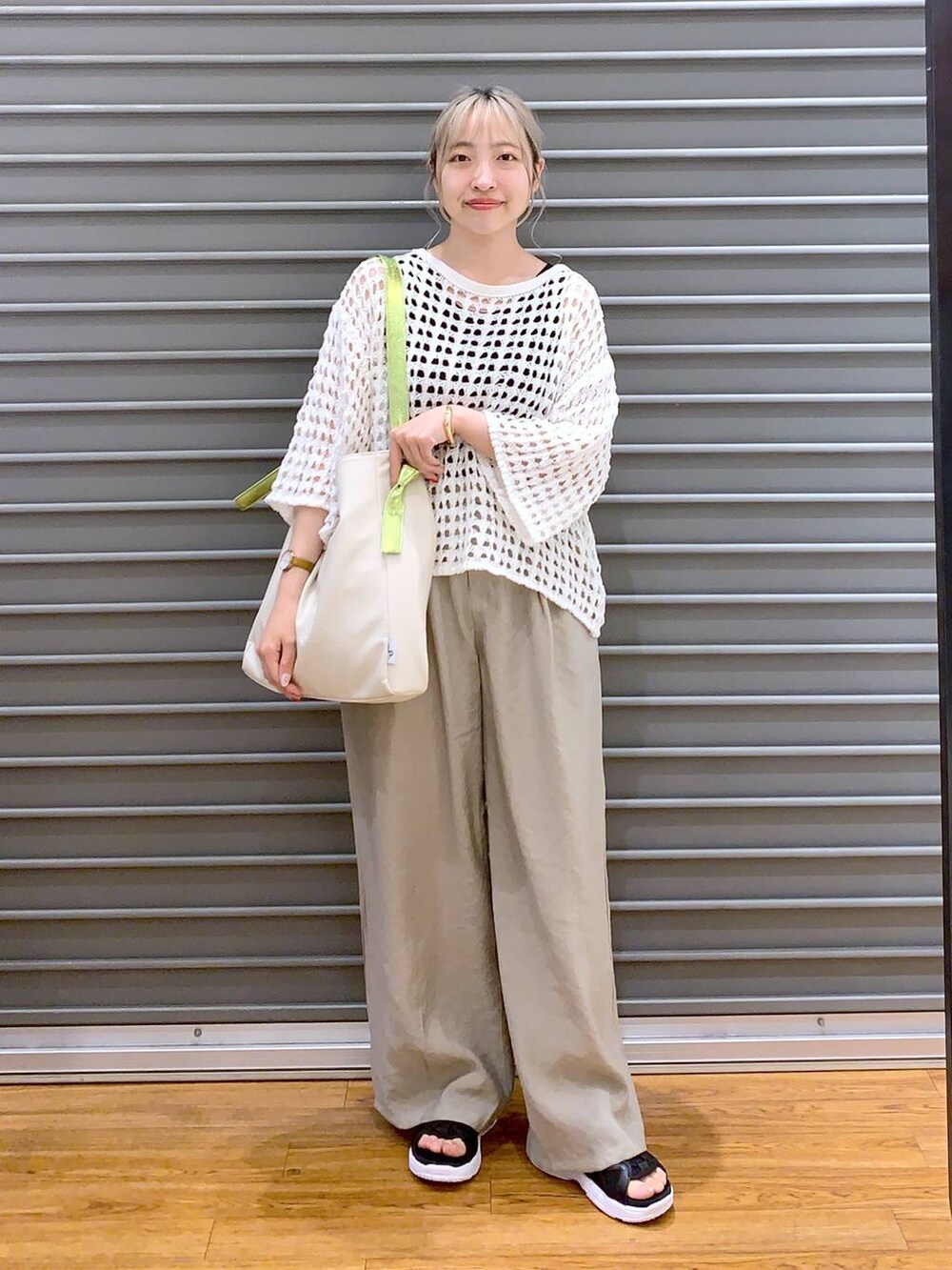 ブラック系のサンダル、ホワイト系のショルダーバッグ、ブラック系のタンクトップを着用したレディースの夏コーディネートの6枚目の写真