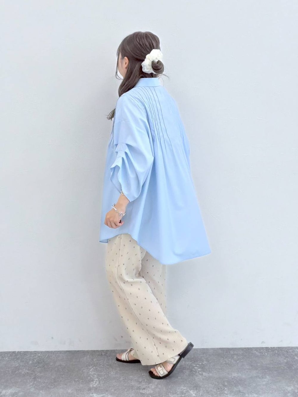 ベージュ系のその他パンツ、シルバー系のショルダーバッグ、ブルー系のシャツ/ブラウスを着用したレディースの夏コーディネートの3枚目の写真