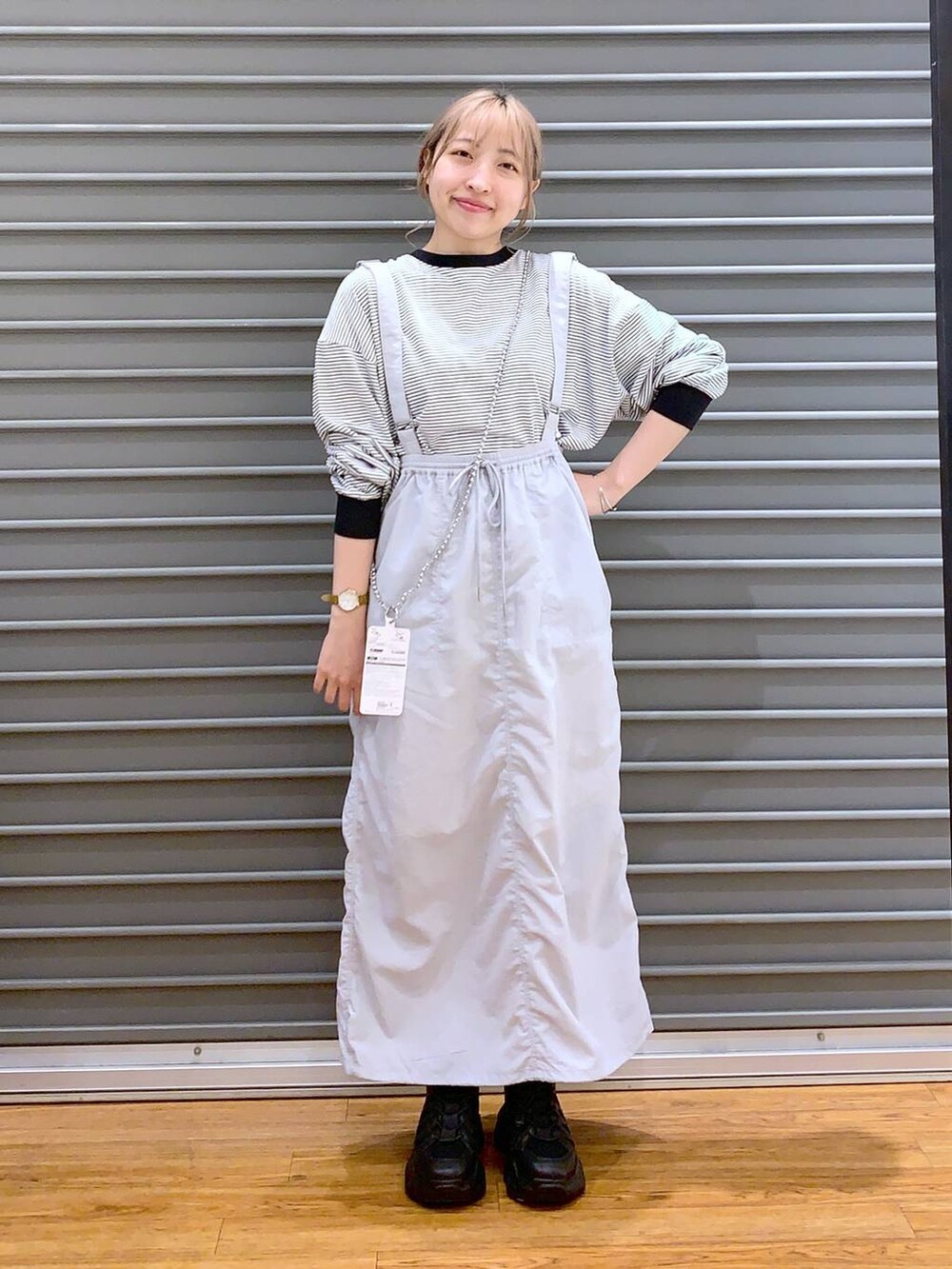 ブラック系のスニーカー、グレー系のTシャツ/カットソー、グレー系のスカートを着用したレディースの春コーディネートの5枚目の写真