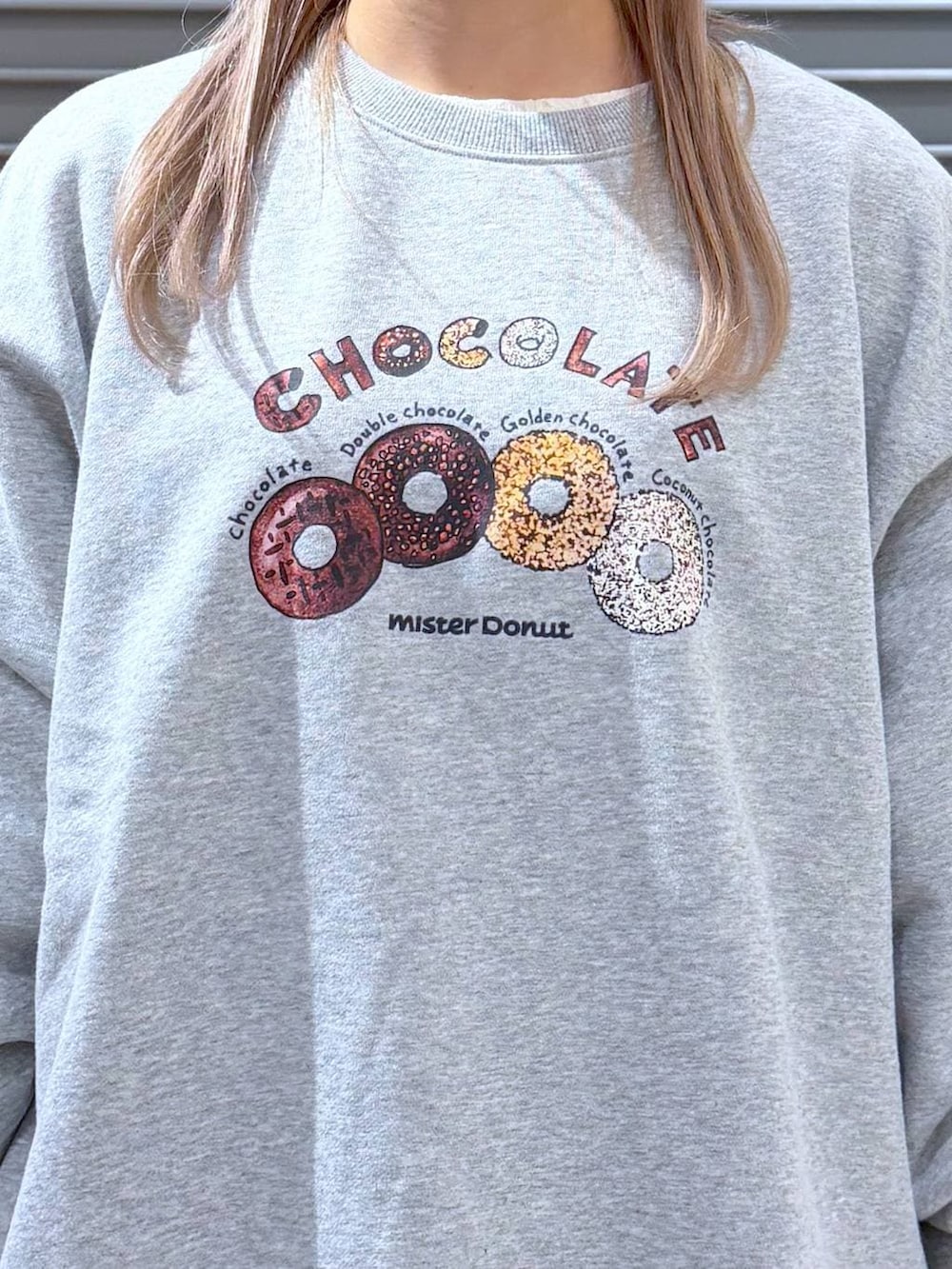 グリーン系のスカート、ブラック系のブーツ、グレー系のスウェットを着用したレディースの冬コーディネートの4枚目の写真