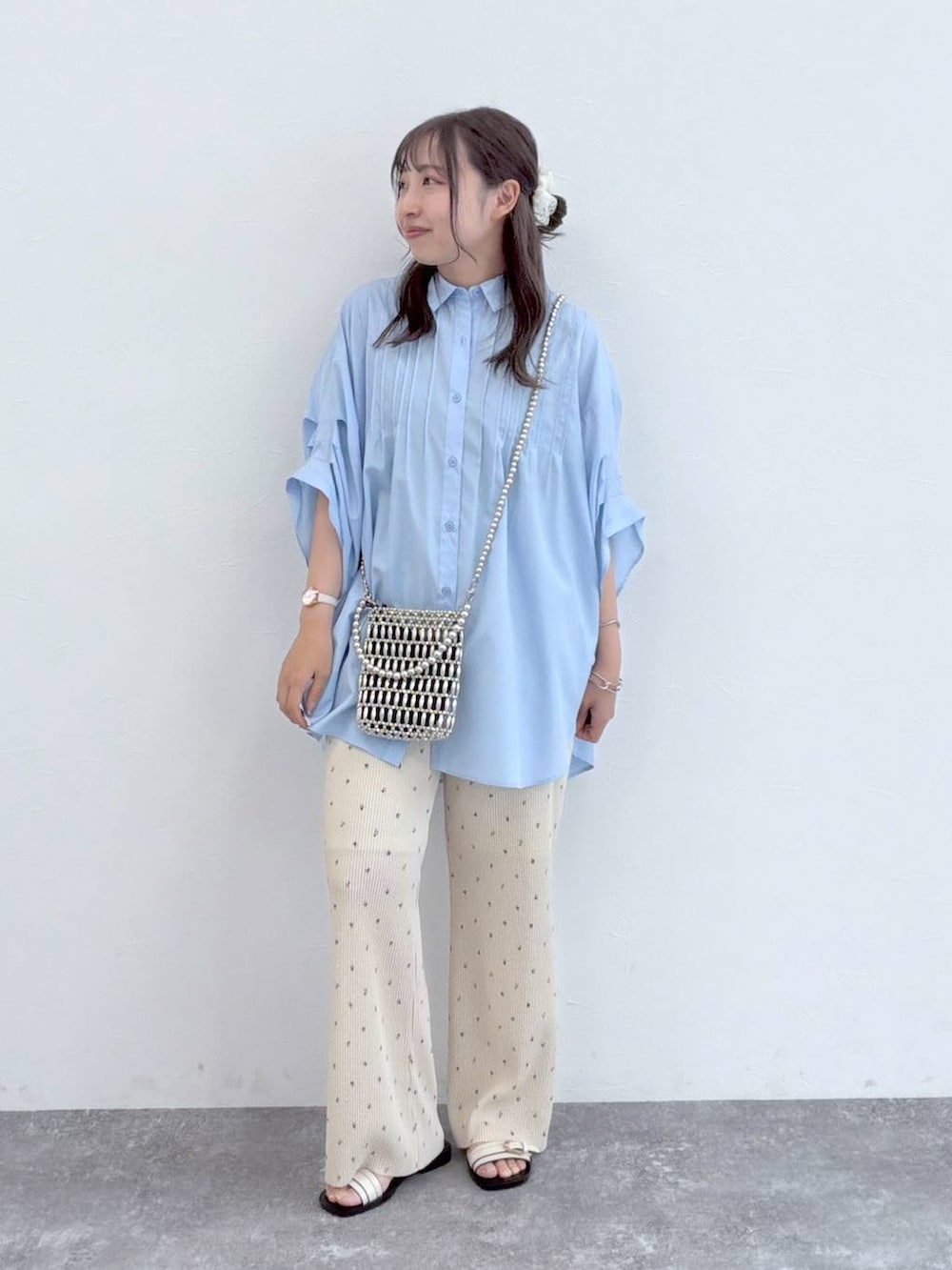 ベージュ系のその他パンツ、シルバー系のショルダーバッグ、ブルー系のシャツ/ブラウスを着用したレディースの夏コーディネートの4枚目の写真