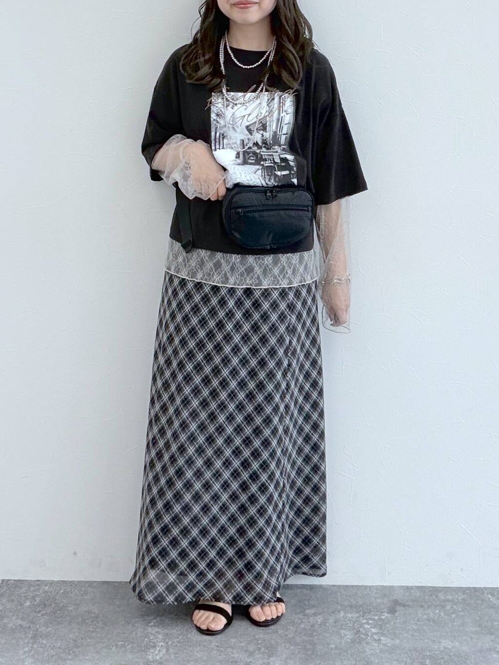 ブラック系のボディバッグ/ウエストポーチ、グレー系のTシャツ/カットソー、シルバー系のネックレスを着用したレディースの夏コーディネートの5枚目の写真