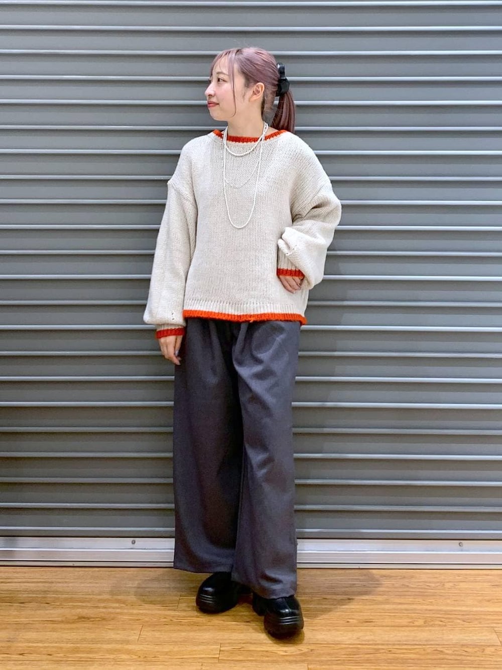 ブラック系のブーツ、ブラウン系のトートバッグ、グレー系のその他パンツを着用したレディースの冬コーディネートの4枚目の写真