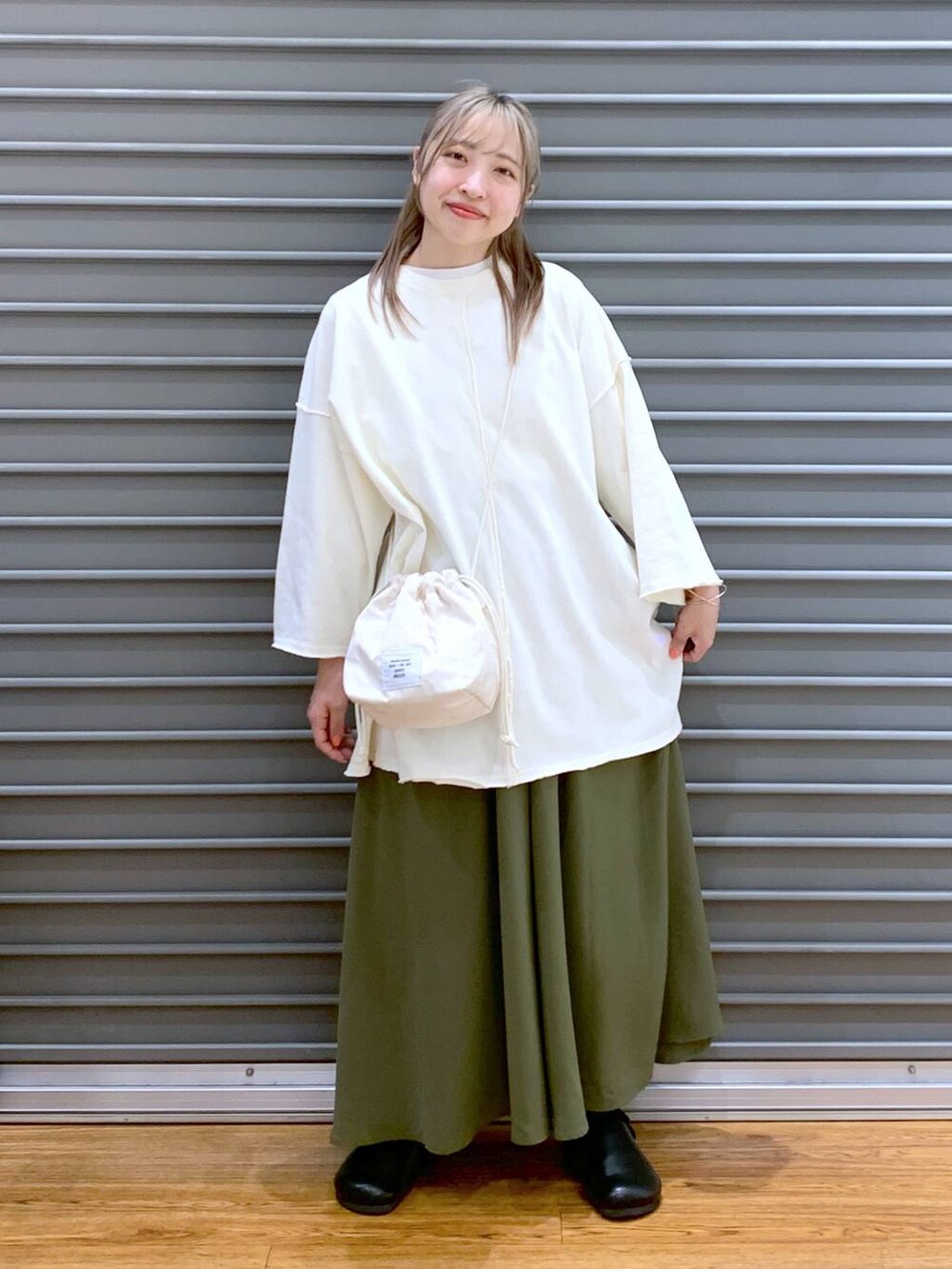 グリーン系のその他パンツ、ホワイト系のショルダーバッグ、ブラック系のサンダルを着用したレディースの春コーディネートの6枚目の写真