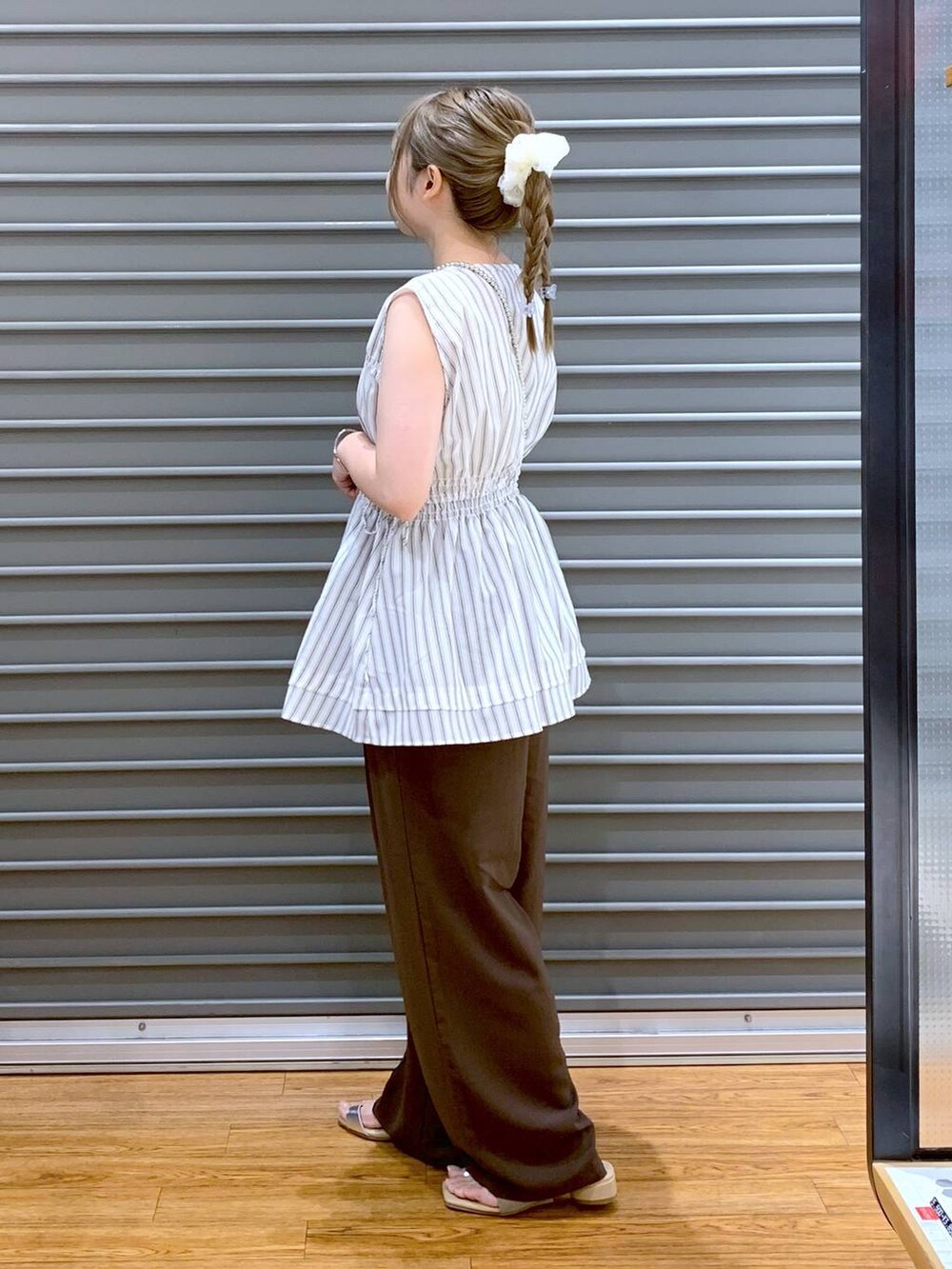 ブラウン系のその他パンツ、シルバー系のショルダーバッグ、ベージュ系のサンダルを着用したレディースの夏コーディネートの3枚目の写真
