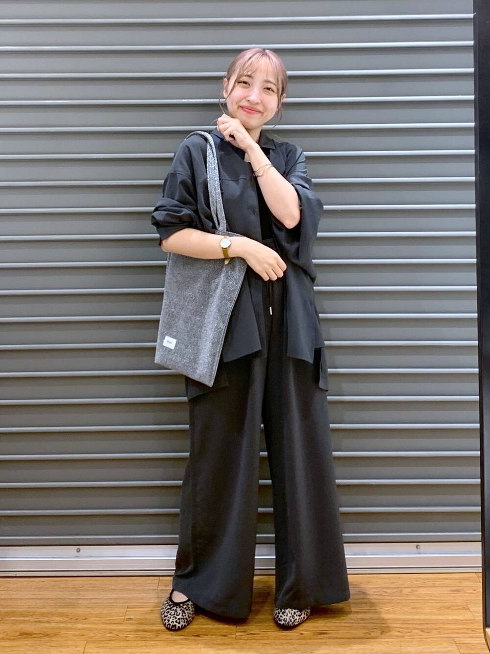 シルバー系のトートバッグ、グレー系のその他パンツ、グレー系のシャツ/ブラウスを着用したレディースの秋コーディネートの6枚目の写真