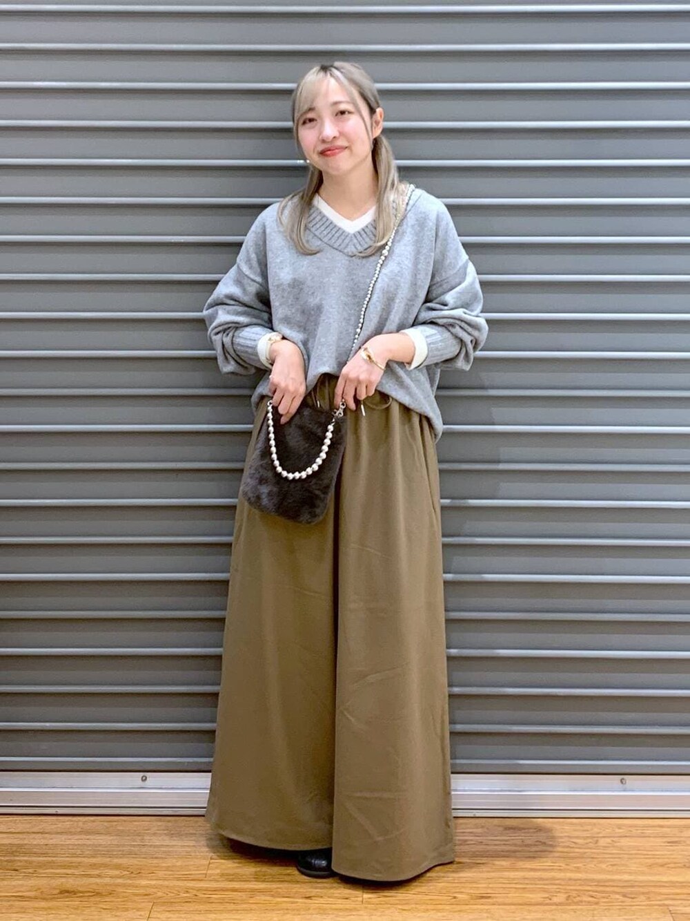 ブラウン系のその他パンツ、グレー系のニット/セーター、ブラック系のブーツを着用したレディースの冬コーディネートの7枚目の写真