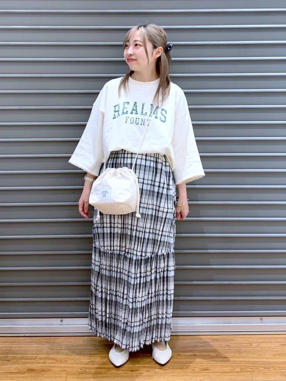 ホワイト系のショルダーバッグ、ホワイト系のパンプス、ホワイト系のTシャツ/カットソーを着用したレディースの春コーディネートの3枚目の写真