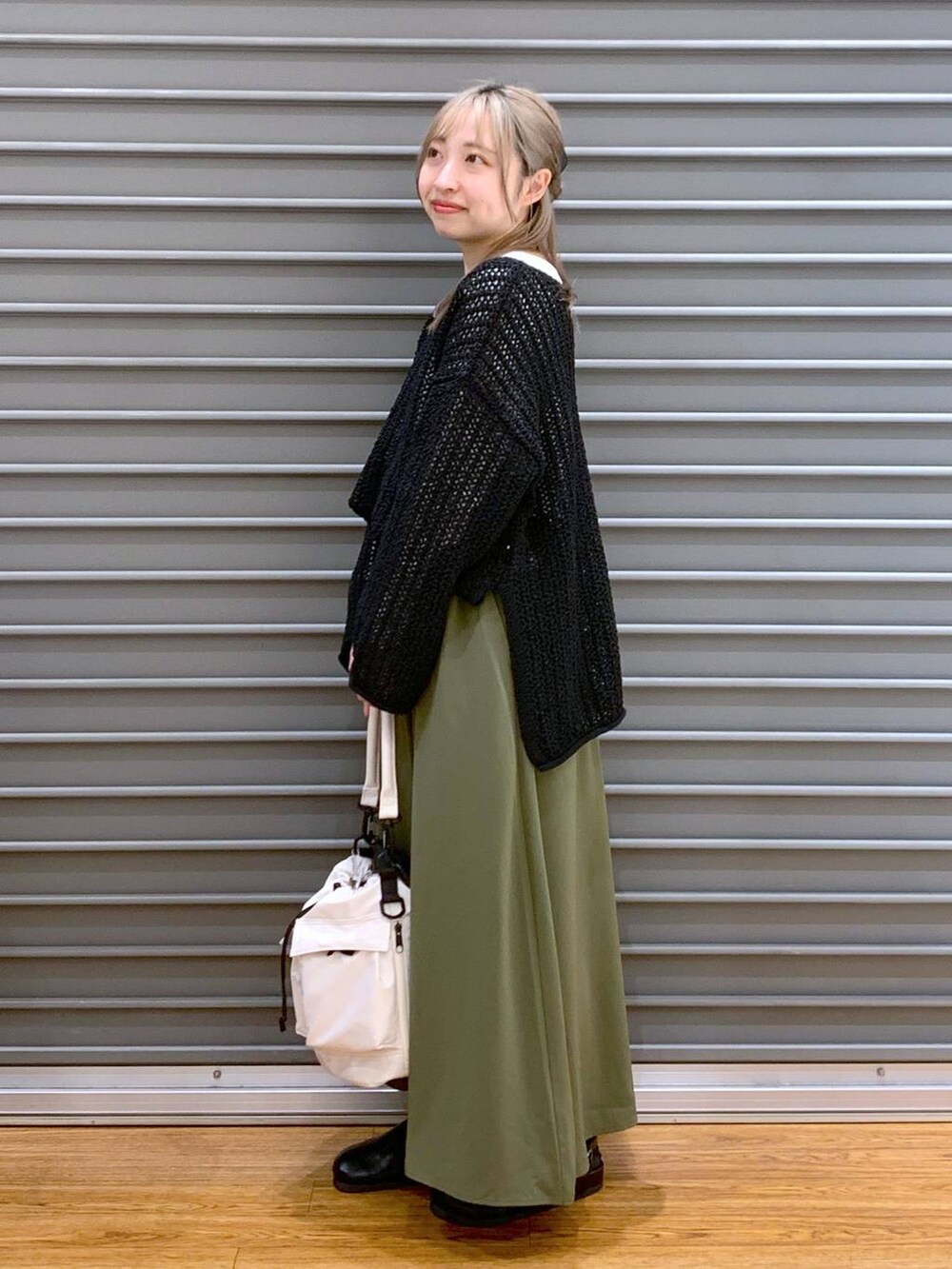 ホワイト系のショルダーバッグ、ブラック系のサンダル、グリーン系のその他パンツを着用したレディースの春コーディネートの4枚目の写真