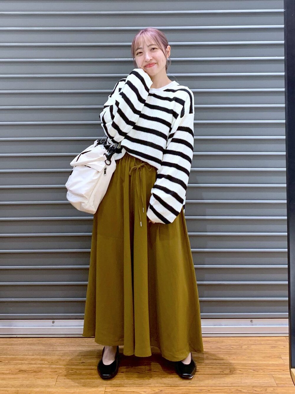 グリーン系のその他パンツ、ブラック系のパンプス、ホワイト系のショルダーバッグを着用したレディースの秋コーディネートの3枚目の写真