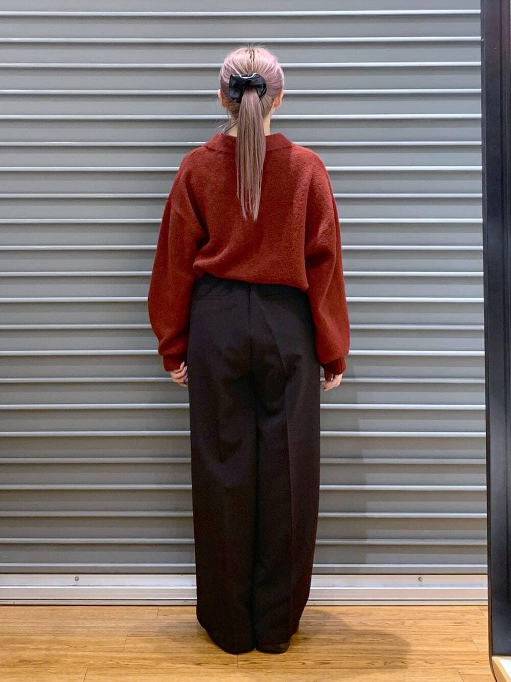 ブラック系のブーツ、ブラック系のその他パンツ、ブラック系のショルダーバッグを着用したレディースの冬コーディネートの2枚目の写真