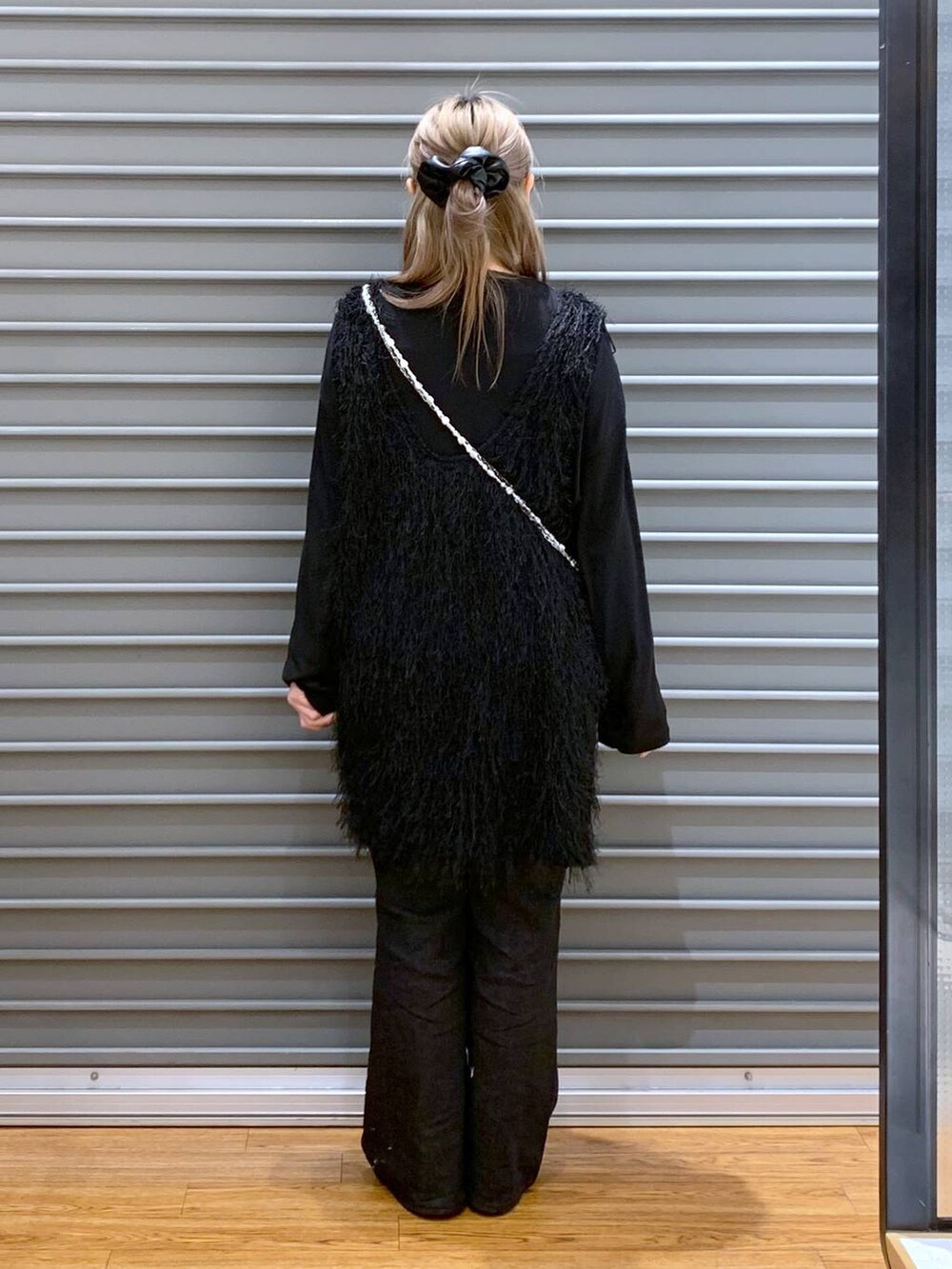 ブラック系のTシャツ/カットソー、ブラック系のデニムパンツ、シルバー系のパンプスを着用したレディースの春コーディネートの2枚目の写真