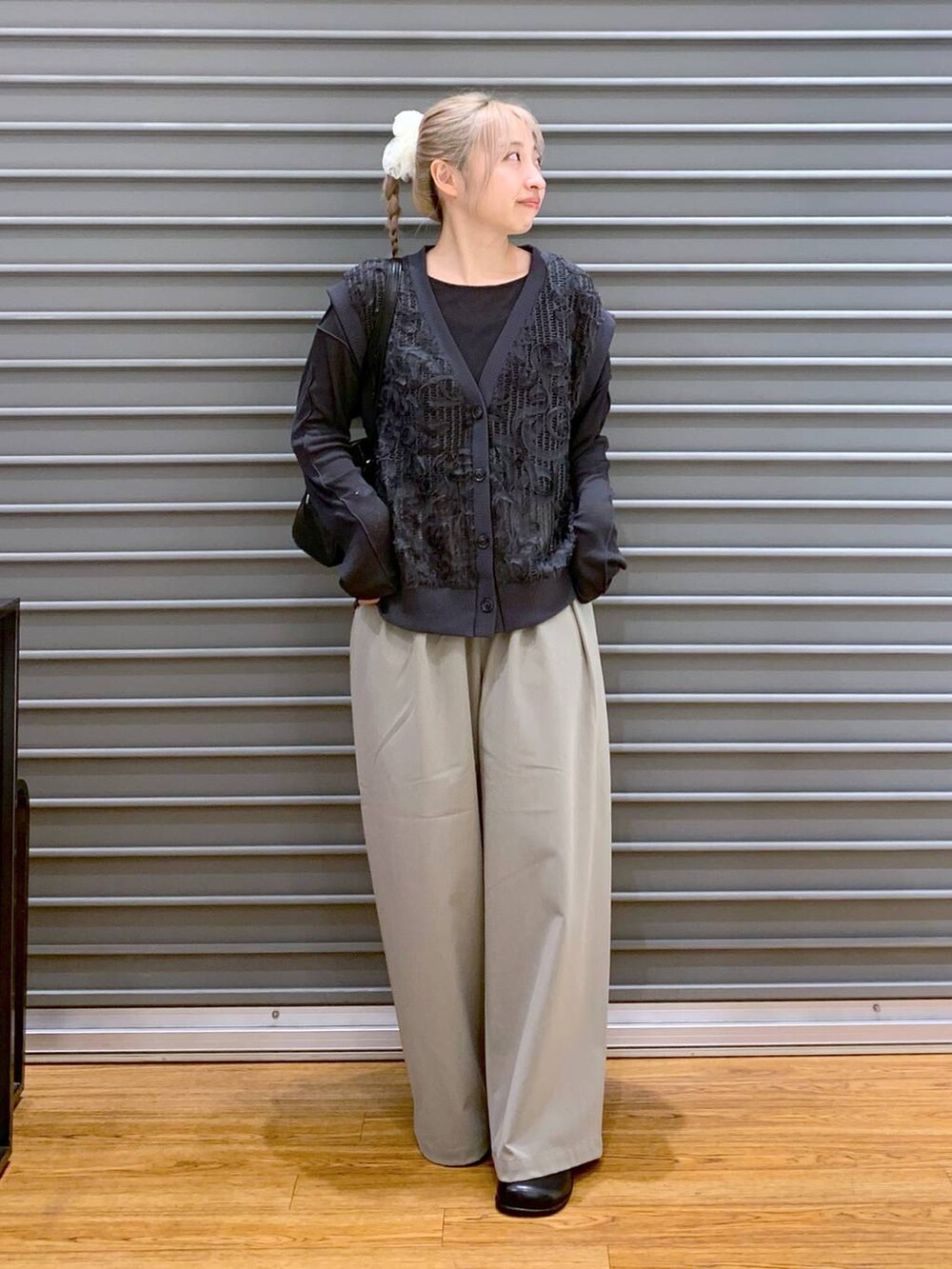 ベージュ系のスラックス、ブラック系のその他シューズ、ブラック系のボストンバッグを着用したレディースの秋コーディネートの4枚目の写真