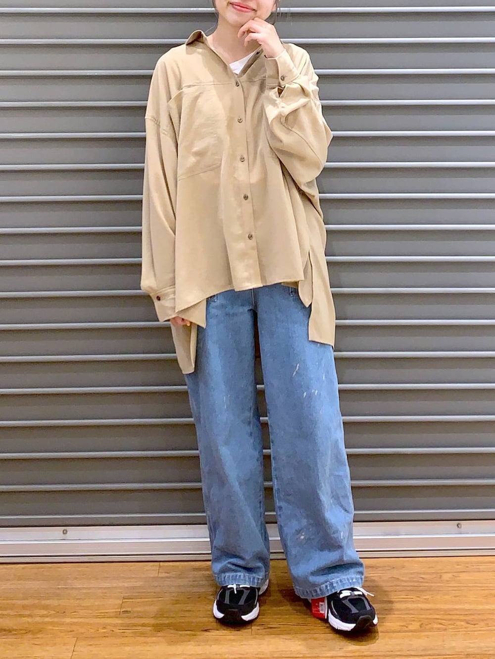 ブラック系のスニーカー、ブラック系のショルダーバッグ、ベージュ系のシャツ/ブラウスを着用したレディースの春コーディネートの5枚目の写真