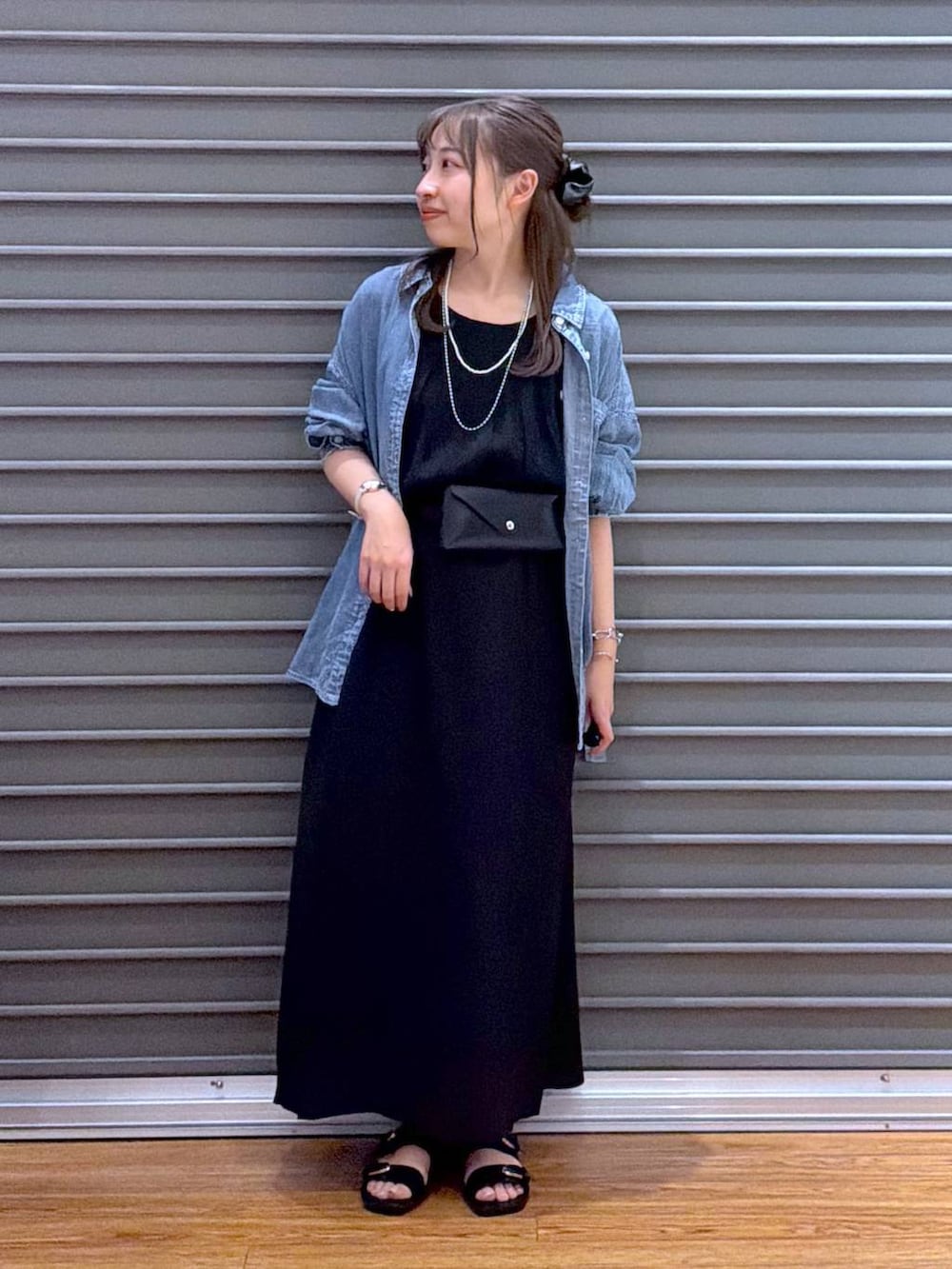 ブルー系のシャツ/ブラウス、ブラック系のサンダル、ブラック系のワンピースを着用したレディースの夏コーディネートの4枚目の写真