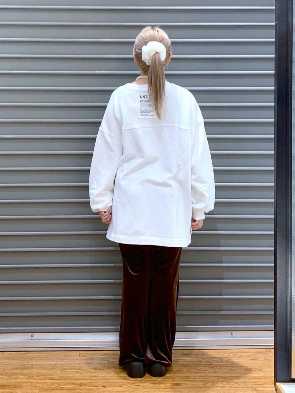 ブラウン系のその他パンツ、ブラック系のサンダル、ブラック系のショルダーバッグを着用したレディースの秋コーディネートの2枚目の写真