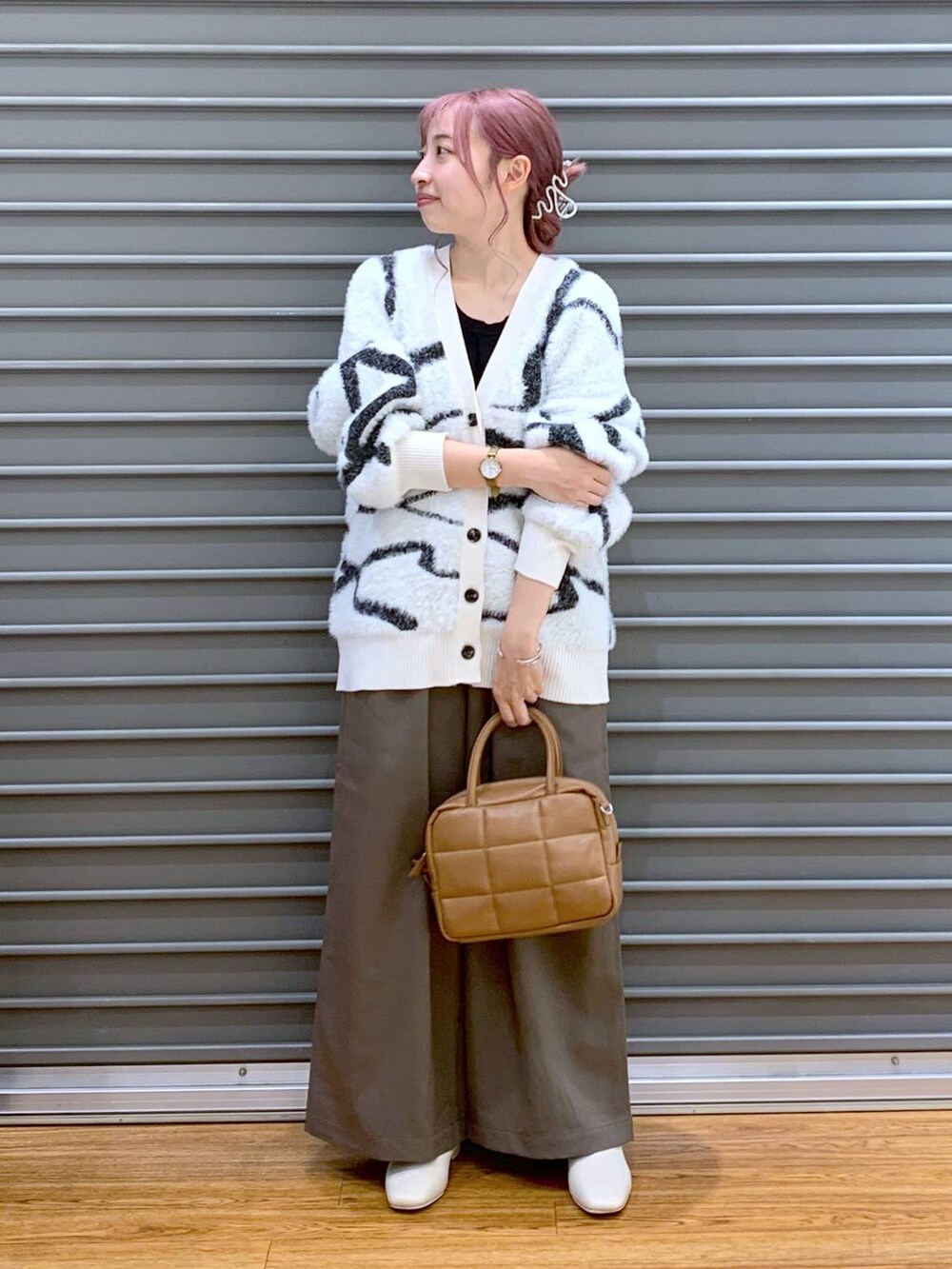 ホワイト系のカーディガン/ボレロ、ブラウン系のボストンバッグ、ブラウン系のその他パンツを着用したレディースの秋コーディネートの3枚目の写真