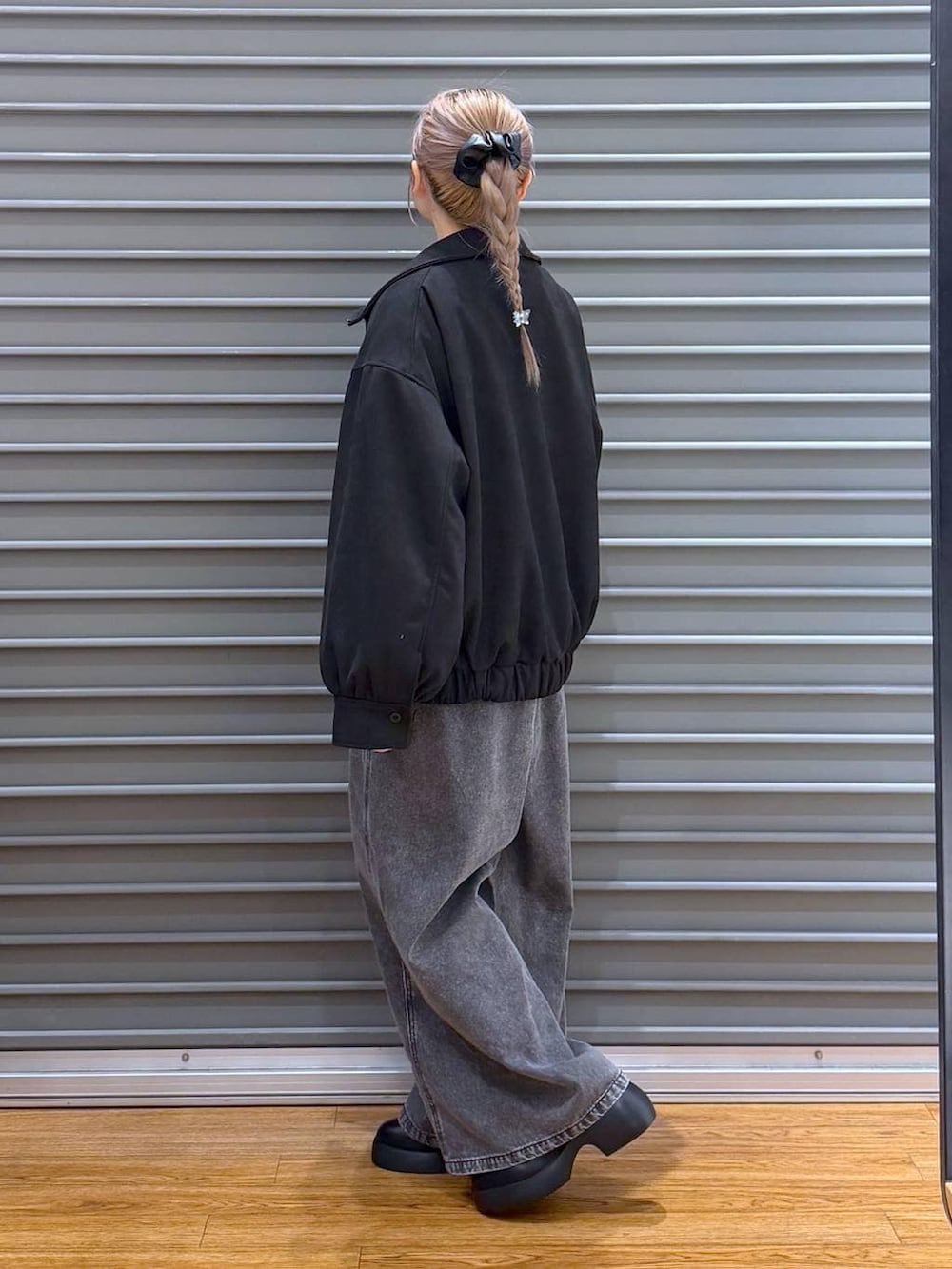 ブラック系のサンダル、グレー系のデニムパンツ、シルバー系のショルダーバッグを着用したレディースの冬コーディネートの4枚目の写真