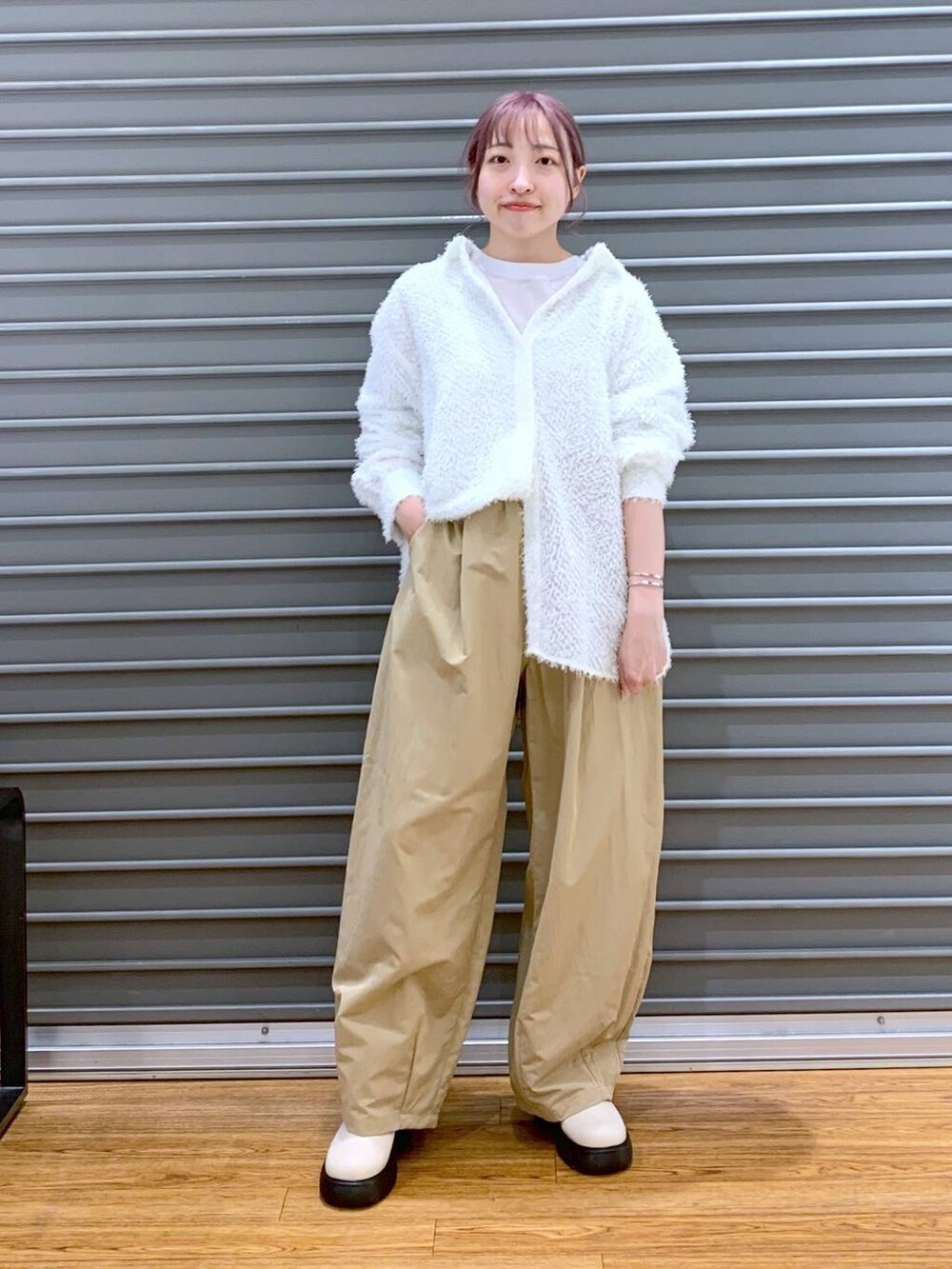 ブラック系のショルダーバッグ、グレー系のTシャツ/カットソー、ホワイト系のその他シューズを着用したレディースの春コーディネートの8枚目の写真