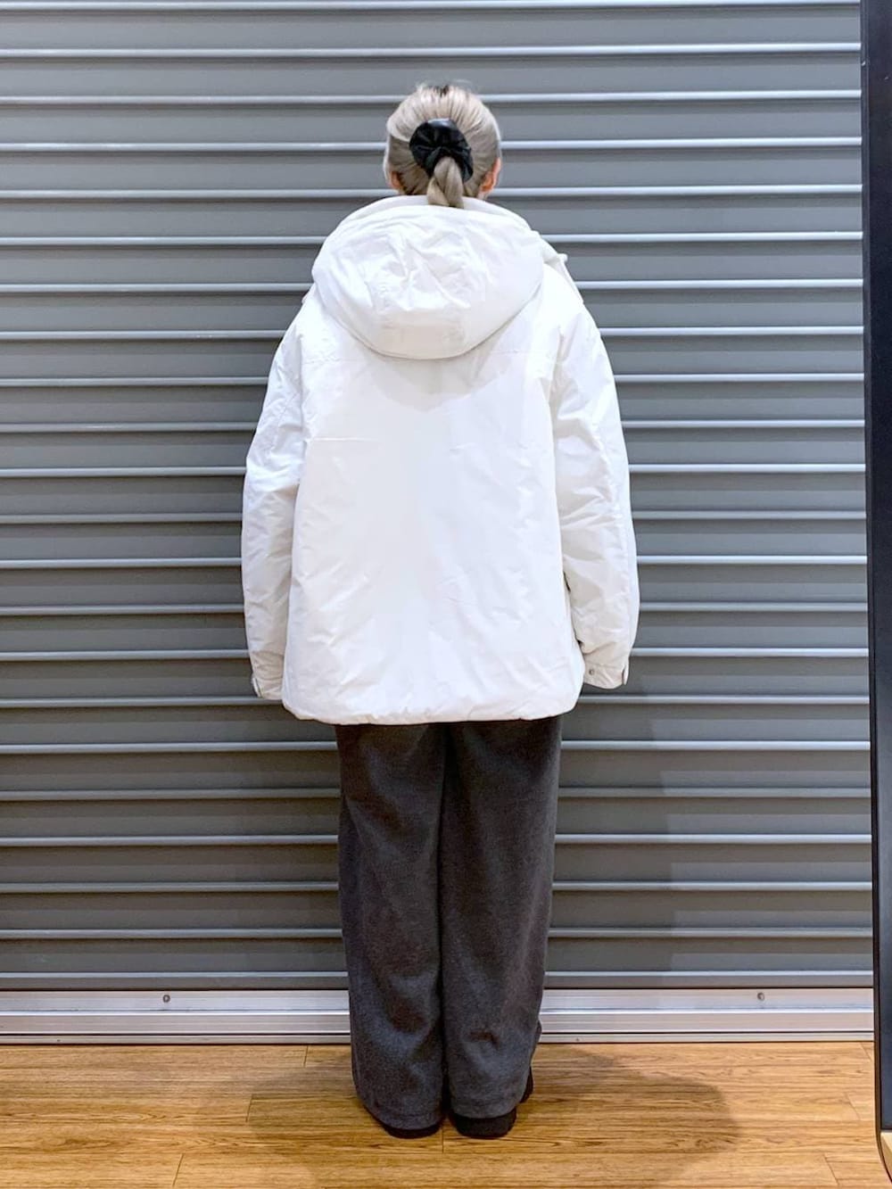 ベージュ系のその他アウター、グレー系のショルダーバッグ、ブラック系のブーツを着用したレディースの冬コーディネートの2枚目の写真