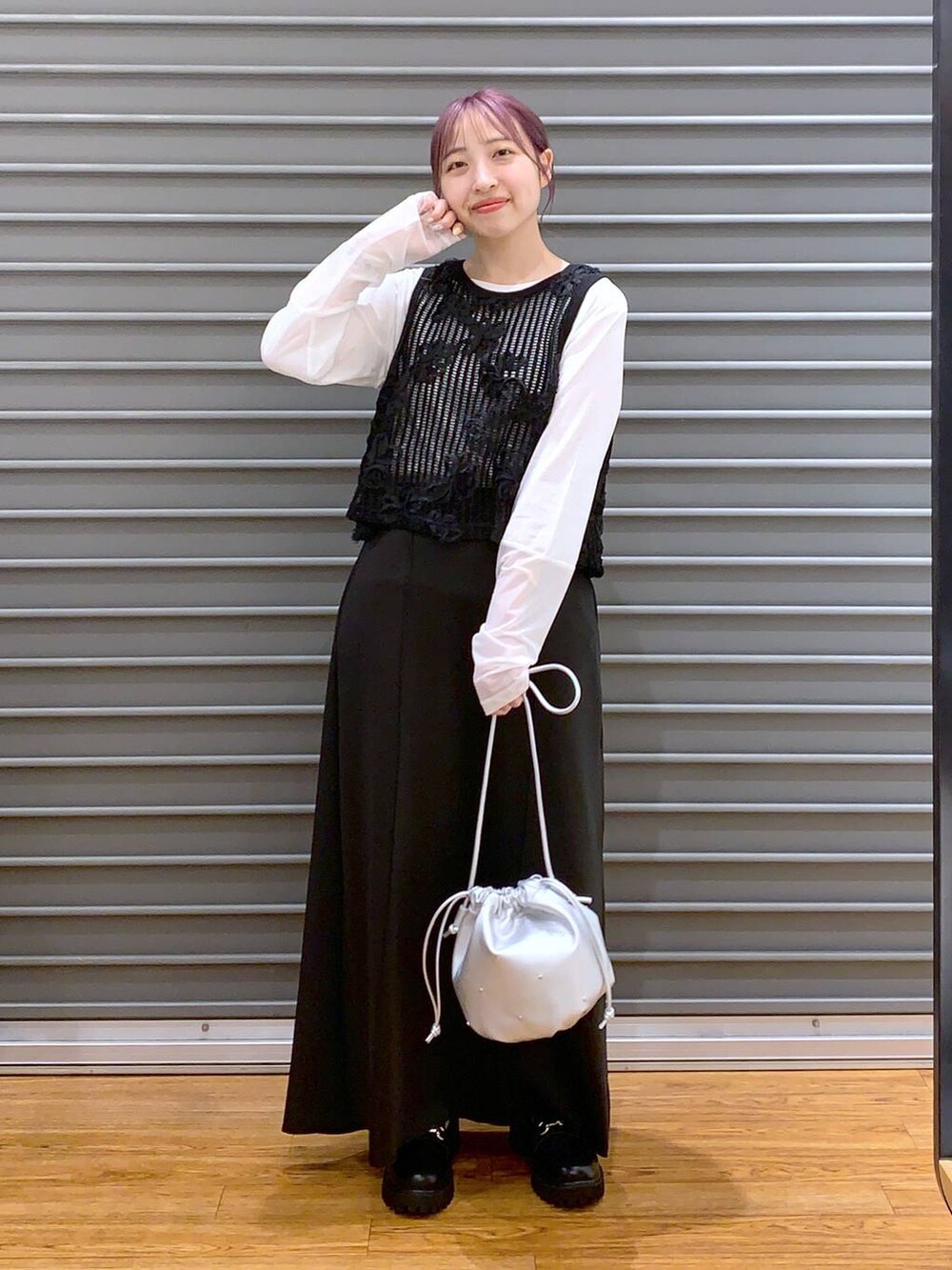 ブラック系のローファー、シルバー系のショルダーバッグ、ブラック系のスカートを着用したレディースの秋コーディネートの3枚目の写真