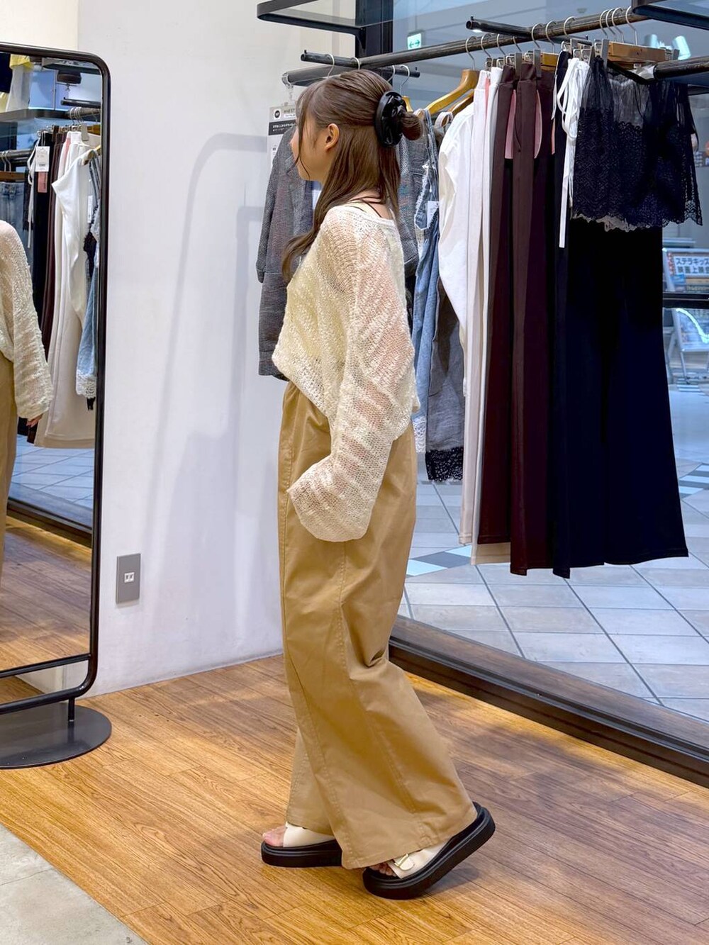 ベージュ系のその他パンツ、ホワイト系のニット/セーター、ブラック系のショルダーバッグを着用したレディースの秋コーディネートの3枚目の写真