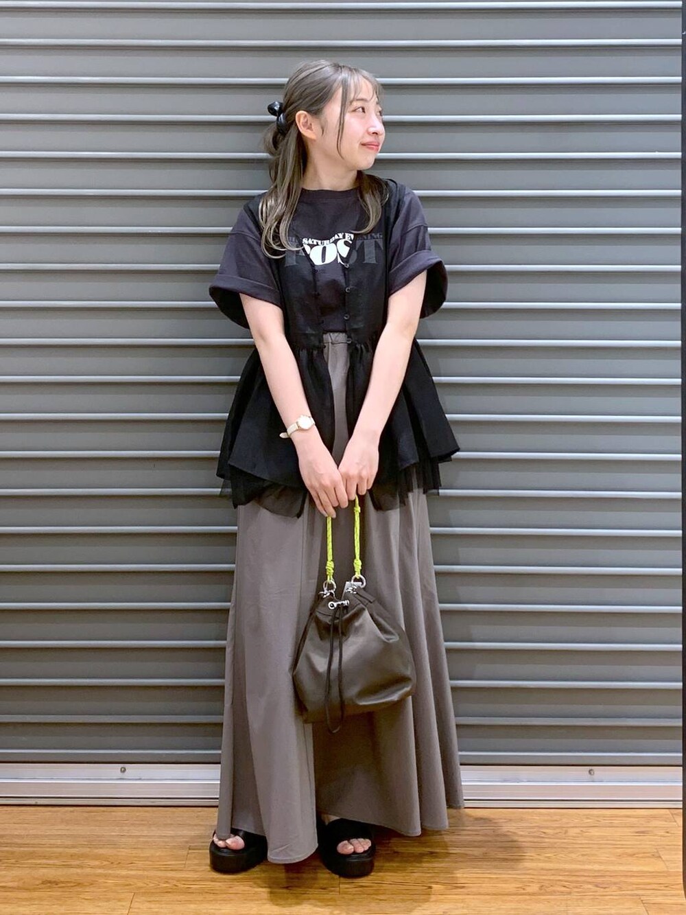 ブラック系のサンダル、ブラウン系のスカート、ブラウン系のショルダーバッグを着用したレディースの夏コーディネートの4枚目の写真