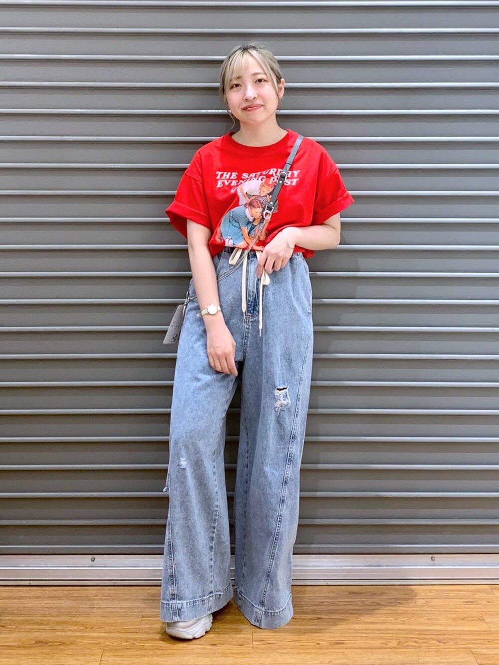 ブルー系のデニムパンツ、シルバー系のスニーカー、レッド系のTシャツ/カットソーを着用したレディースの夏コーディネートの5枚目の写真