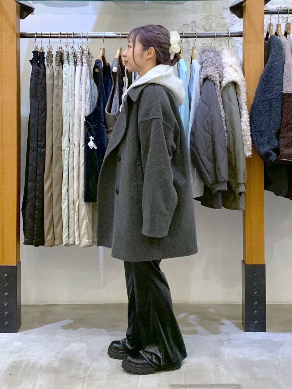 グレー系のニット/セーター、グレー系のその他アウター、ブルー系のその他パンツを着用したレディースの冬コーディネートの3枚目の写真