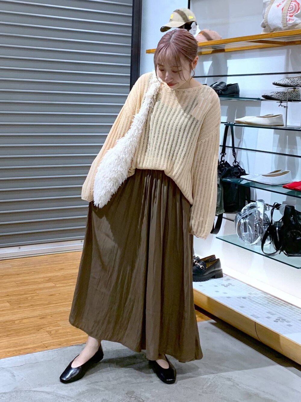 ベージュ系のニット/セーター、ブラウン系のその他パンツ、ブラック系のパンプスを着用したレディースの秋コーディネートの5枚目の写真