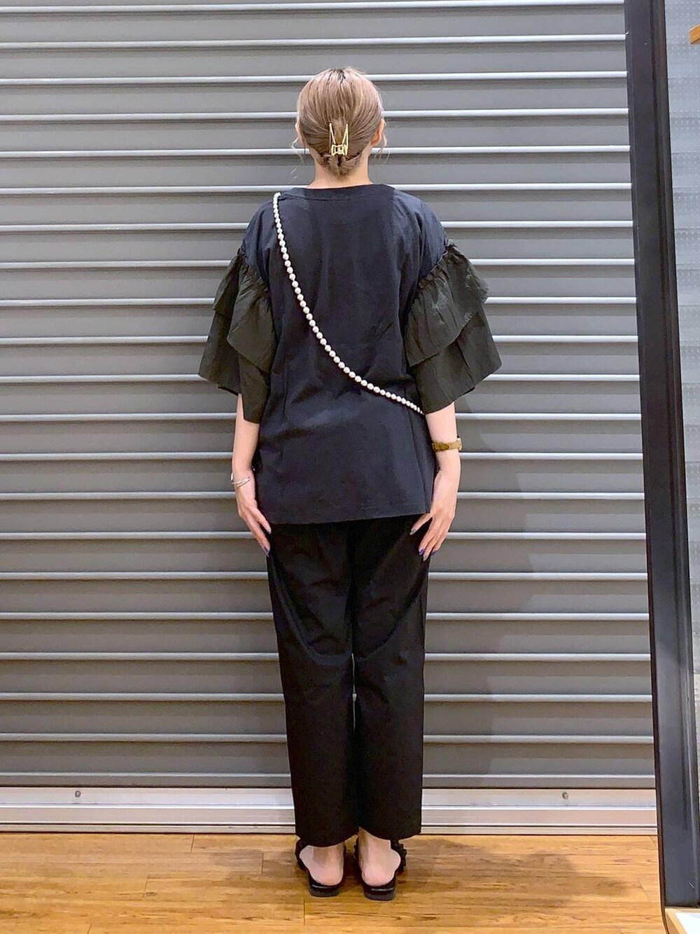 ブラック系のその他パンツ、ブラック系のサンダル、ブラック系のTシャツ/カットソーを着用したレディースの夏コーディネートの2枚目の写真