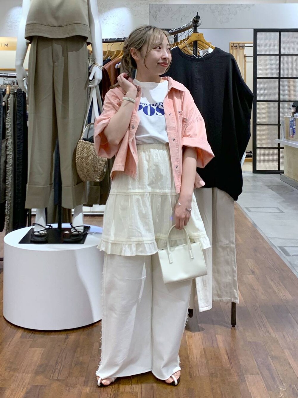 ホワイト系のスウェットパンツ、ホワイト系のサンダル、ホワイト系のショルダーバッグを着用したレディースの夏コーディネートの7枚目の写真
