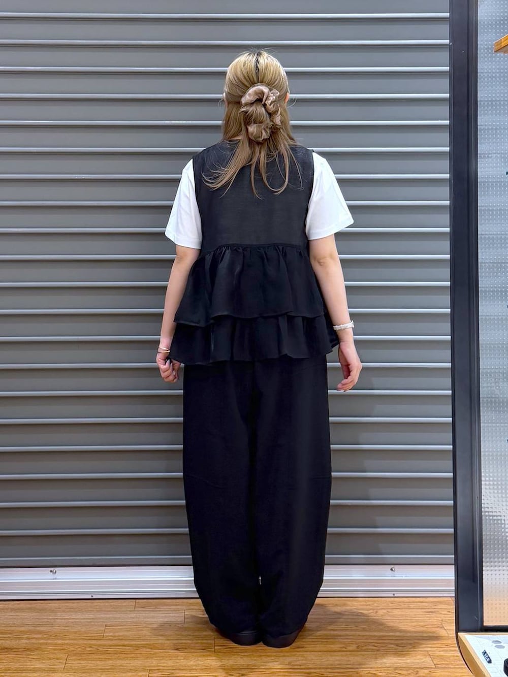 ブラック系のサンダル、ブラック系のその他パンツ、ブラック系のボストンバッグを着用したレディースの春コーディネートの2枚目の写真