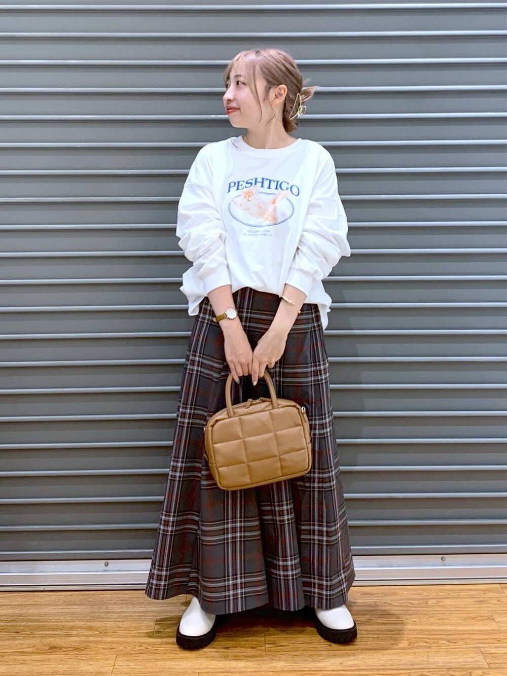 ホワイト系のブーツ、ブラウン系のボストンバッグ、グレー系のスカートを着用したレディースの秋コーディネートの6枚目の写真