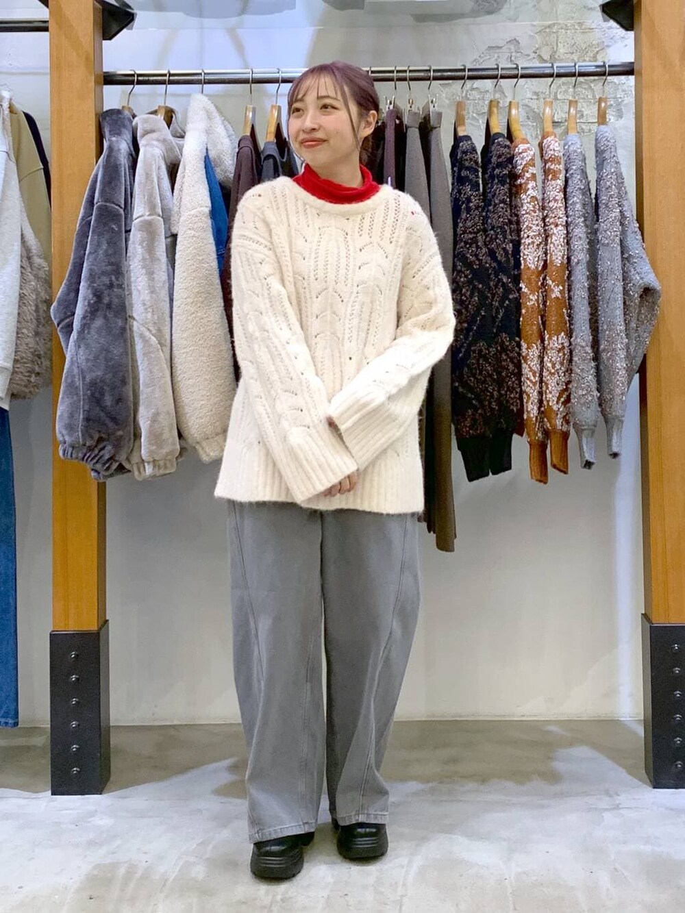 ブラック系のブーツ、ブラック系のショルダーバッグ、グレー系のその他アウターを着用したレディースの冬コーディネートの6枚目の写真