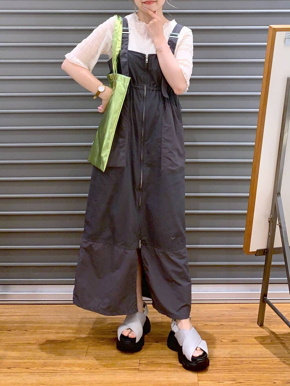 ホワイト系のTシャツ/カットソー、グリーン系のトートバッグ、ホワイト系のサンダルを着用したレディースの夏コーディネートの4枚目の写真