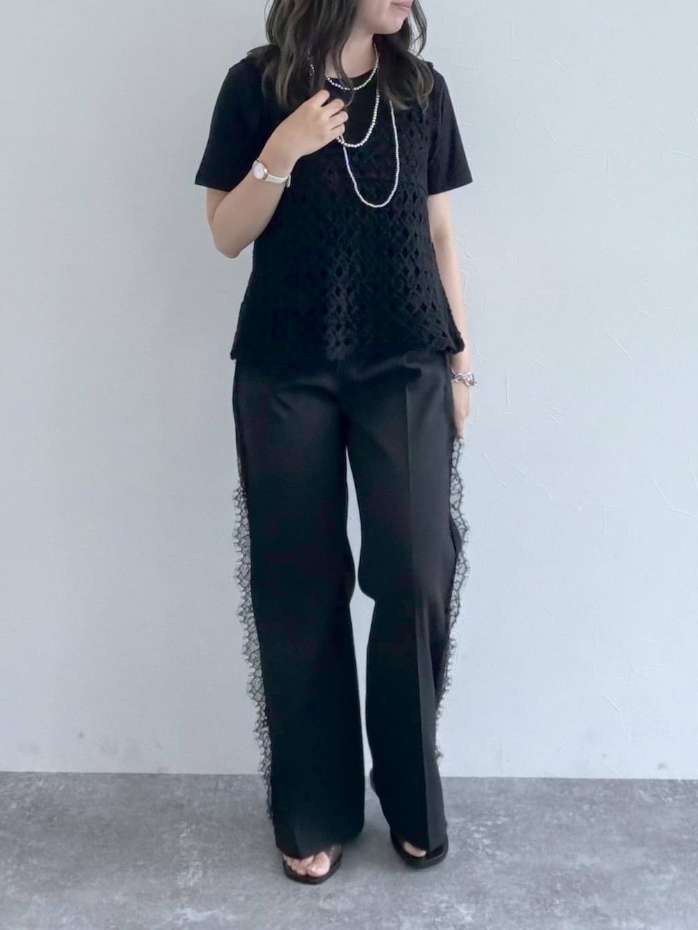 ブラック系のTシャツ/カットソー、ブラック系のベスト、その他のサンダルを着用したレディースの夏コーディネートの5枚目の写真