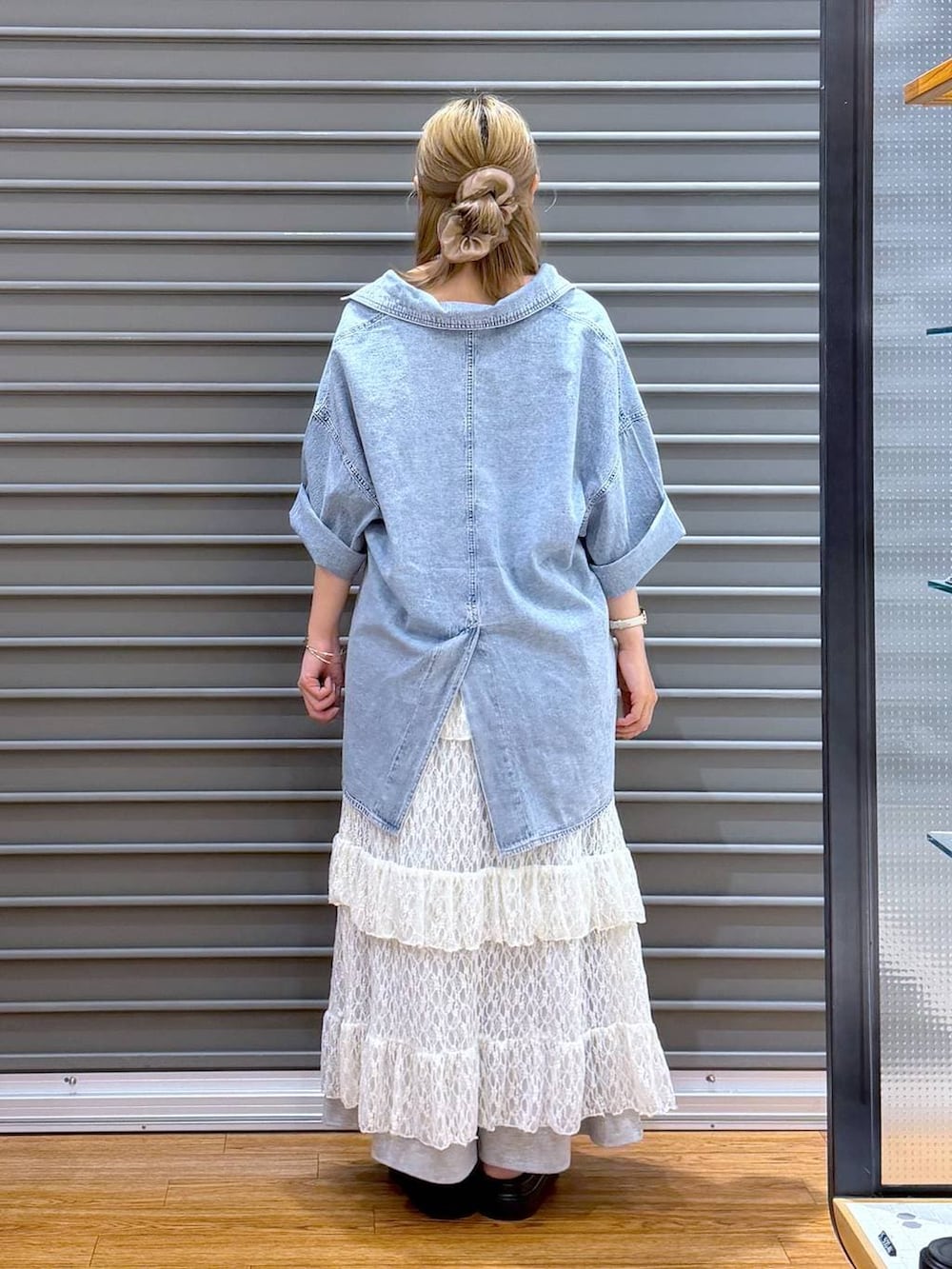 グレー系のその他パンツ、ブラック系のサンダル、ブルー系のシャツ/ブラウスを着用したレディースの春コーディネートの2枚目の写真