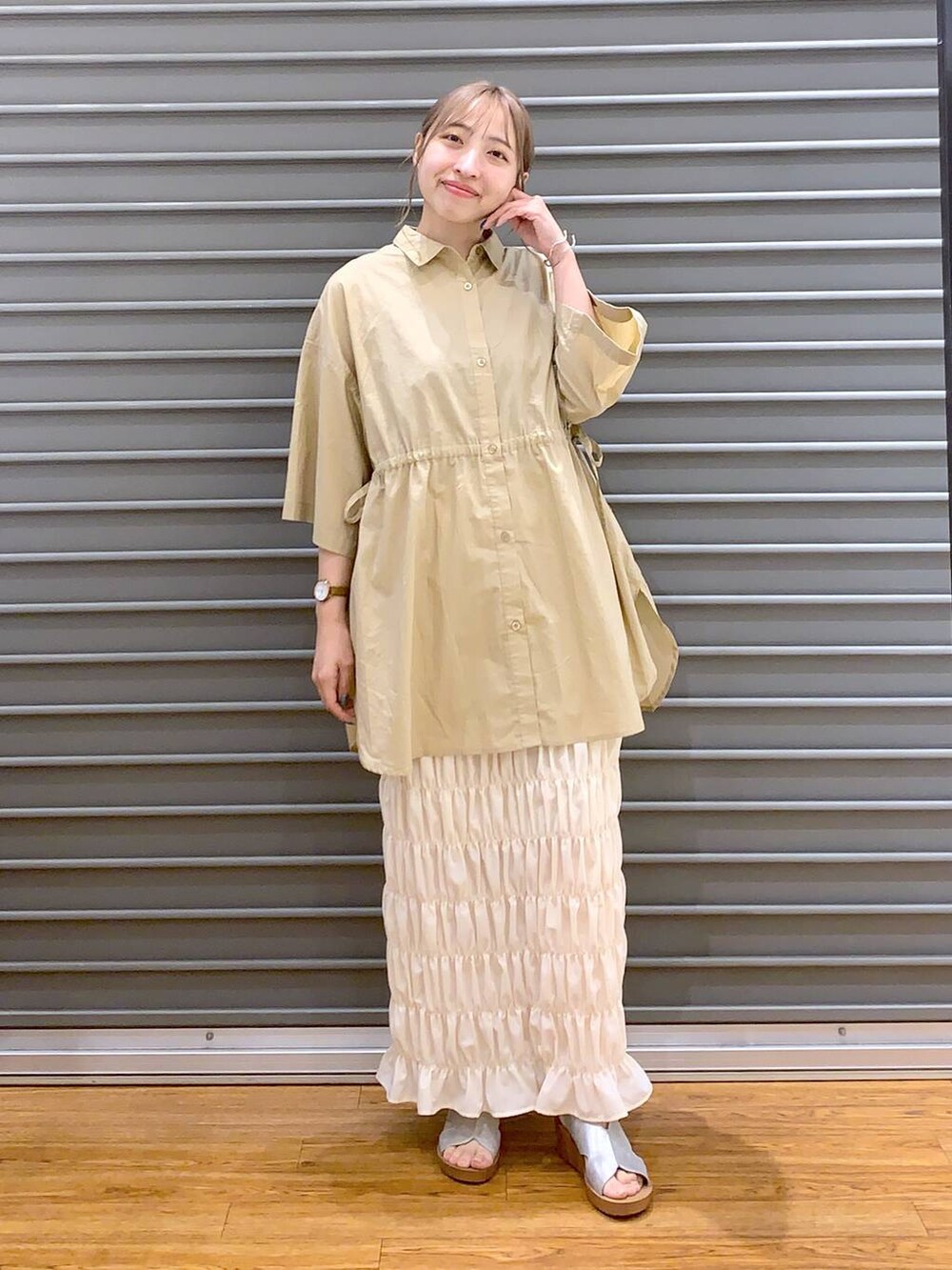 ベージュ系のその他トップス、ホワイト系のスカート、シルバー系のサンダルを着用したレディースの夏コーディネートの5枚目の写真