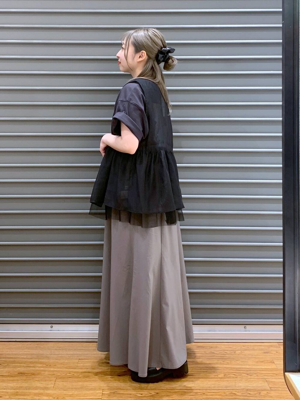 ブラック系のサンダル、ブラウン系のスカート、ブラウン系のショルダーバッグを着用したレディースの夏コーディネートの3枚目の写真